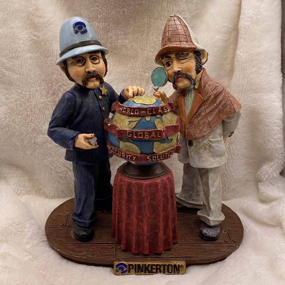 Pinkerton 1997 25th Edition Annual Figurine Police & Sherlock Holmes w/ Globe